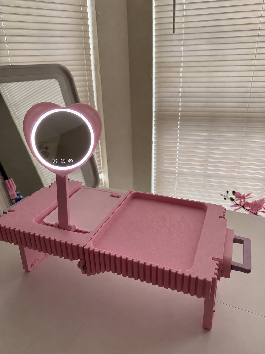 The Lap Vanity | The Heart Design